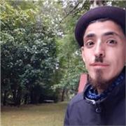 Profesor de música realiza clases a niños, jovenes y adultos