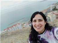 Profesora de música brinda clases de ukelele online