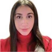 Studentessa universitaria impartisce ripetizioni di matematica a studenti delle medie e superiori