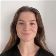 Profesora de conocimientos básicos para niños de edades entre 5 y 15