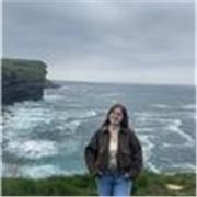 Profesora de economía, con capacidad de adaptación a múltiples niveles