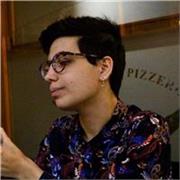 Laureata in Lingue e Letterature Moderne (LM-37) impartisce lezioni di lingua e letteratura inglese a studenti di liceo e istituti tecnici