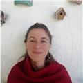Profesora certificada de hatha yoga y en formación en yogaterapia y psicología transpersonal