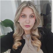 Doy clases particulares de inglés. Estudio inglés desde los 6 años en una academia y tengo el titulo C1 oficial de Cambridge