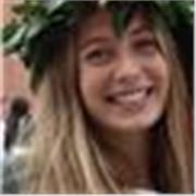 Studentessa di biologia marina impartisce lezioni di materie scientifiche a studenti del liceo