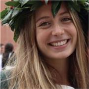 Studentessa di biologia marina impartisce lezioni di materie scientifiche a studenti del liceo