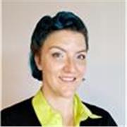 Ich bin Jasmin: studierte Sozialwirtin und Sängerin. Bei mir lernt ihr spielerisches Sprachgefühl durch Übungen und Konversation