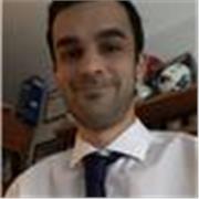 Profesor que imparte clases de contabilidad básica