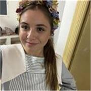 Extrovertida.
Amable 
Sociable. 
Empatica 
Simpática 