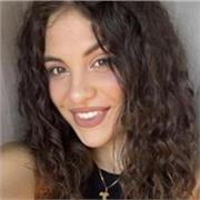 studentessa impartisce lezioni di italiano a studenti di liceo o scuole elementari 😊
