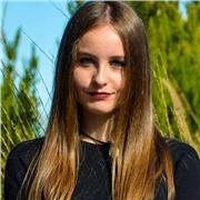 Maestra de Educación Primaria imparte clases a alumnado de Educación Primaria y Educación Secundaria que precise de refuerzo escol