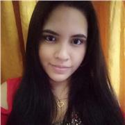 Miss de preescolar, enseñando con métodos principalmente interactivos