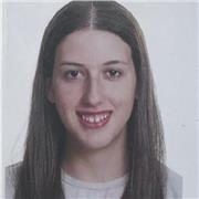 Estudiante de Bachillerato Internacional con asignaturas de ciencias en nivel universitario