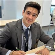 Profesor de Derecho, con especialidad en Derecho de Empresa por el Centro de Estudios Garrigues.