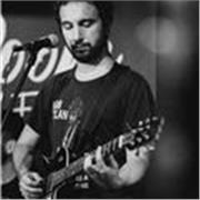 Profesor de guitarra imparte clases de música a niños de todas las edades