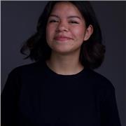 Maestra de canto y actuación para principiantes