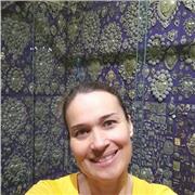 Profesora de inglés imparte clases a niños de 6 a 12 años