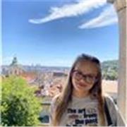 Studentka kierunku lekarsko-dentystycznego prowadzi zajęcia z matematyki