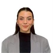 Graduada en Historia del arte  y en posesión del máster en formación del profesorado (CAP). 