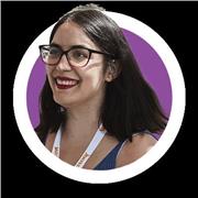 Profesora de apoyo da clases a jóvenes de primaria