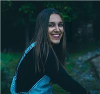 Profesora de inglés imparte clases a alumnos o alumnas de primaria