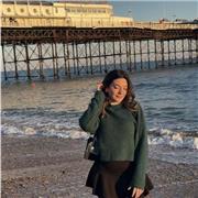 Studentessa di ingegneria gestionale impartisce lezioni di inglese