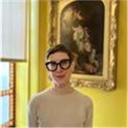 An experienced educator and teacher teaching art and design history and theory