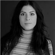 Profesora titulada en diseño Gráfico y Multimedia que imparte clases en remoto.