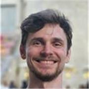 Coach języka angielskiego uczy języka metodą naturalną