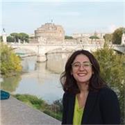 Insegnante di ruolo, laureata in filologia con lode, impartisce lezioni di latino e greco a studenti di liceo ed università