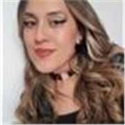 Profesora de inglés que imparte clases a niños entre los 6 y los 13 años