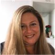 La profesora imparte clases de psicología a personas de todas las edades