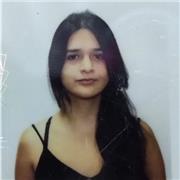 Profesora de básica primaria imparte clase a niños de todas las edades