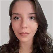 Professora de Matemática ensina alunos em nível fundamental I e II