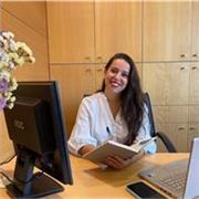 Periodista, guionista y apasionada del español. No se te da mal, solo tienes que relajarte y disfrutar de nuestra lengua.