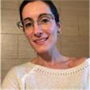 Peofesora de español imparte clases para todas las edades