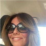 Dottore commercialista impartisce lezioni di economia aziendale a studenti degli istituti tecnici superiori e studenti universitar