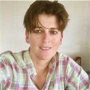 Clases de guitarra para acompañamiento y canto; composición de canciones e interpretación; Profesora titulada por el Conservatorio, con amplia experiencia