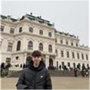 Potrafi uczyć języka angielskiego dzieci i osoby na poziomie początkującym, posiada certyfikat IELTS na poziomie B2