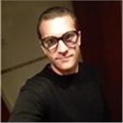 Profesor de inglés imparte clases a niños de todas las edades