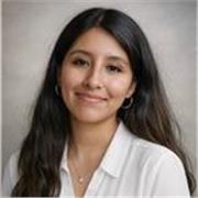 Profesora imparte clases a niños de 6 a 10 años