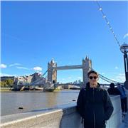 Laureato in biologia che impartisce lezioni da remoto