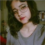 Profesora que ayuda a los pequeños en su aprendizaje