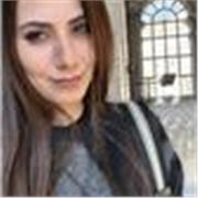 Soy profesora de español e imparto clases a adultos. 