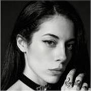 Profesora de patronaje femenino, sastrería y corsetería