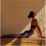 Profesora da clases de yoga para todas las edades