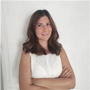 Profesora de economía imparte clases para todos los niveles