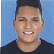 Profesor de inglés enseña a niños y jóvenes de manera dinámica y entretenida