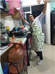 Prefesor de cocina imparte clases a personas de todas las edades