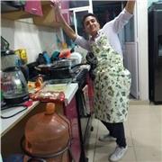 Prefesor de cocina imparte clases a personas de todas las edades